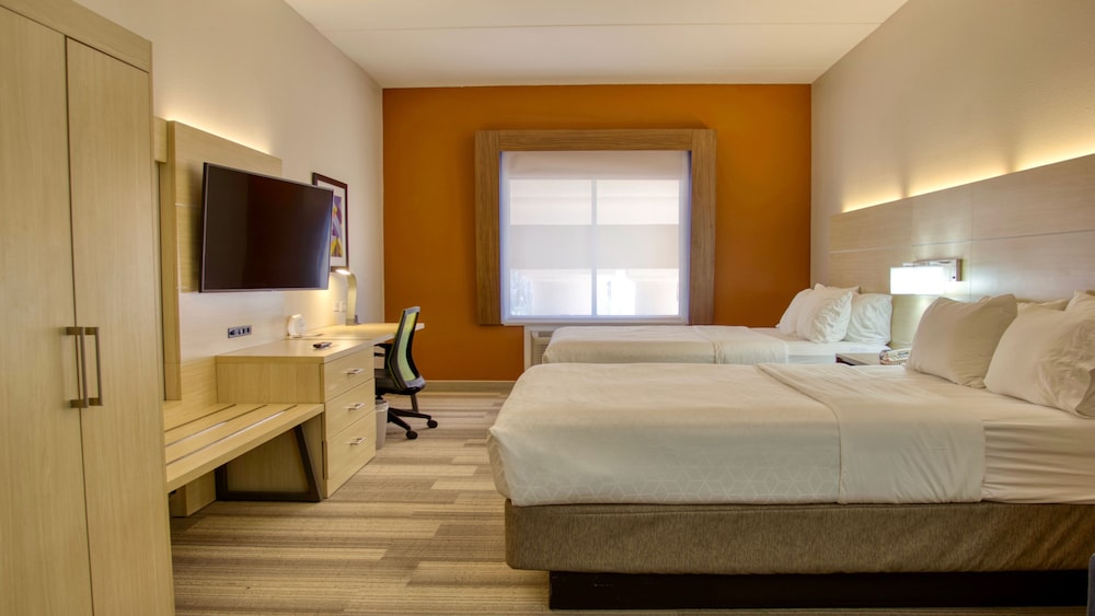 Holiday Inn Express Hotel Suites Byram 29/70