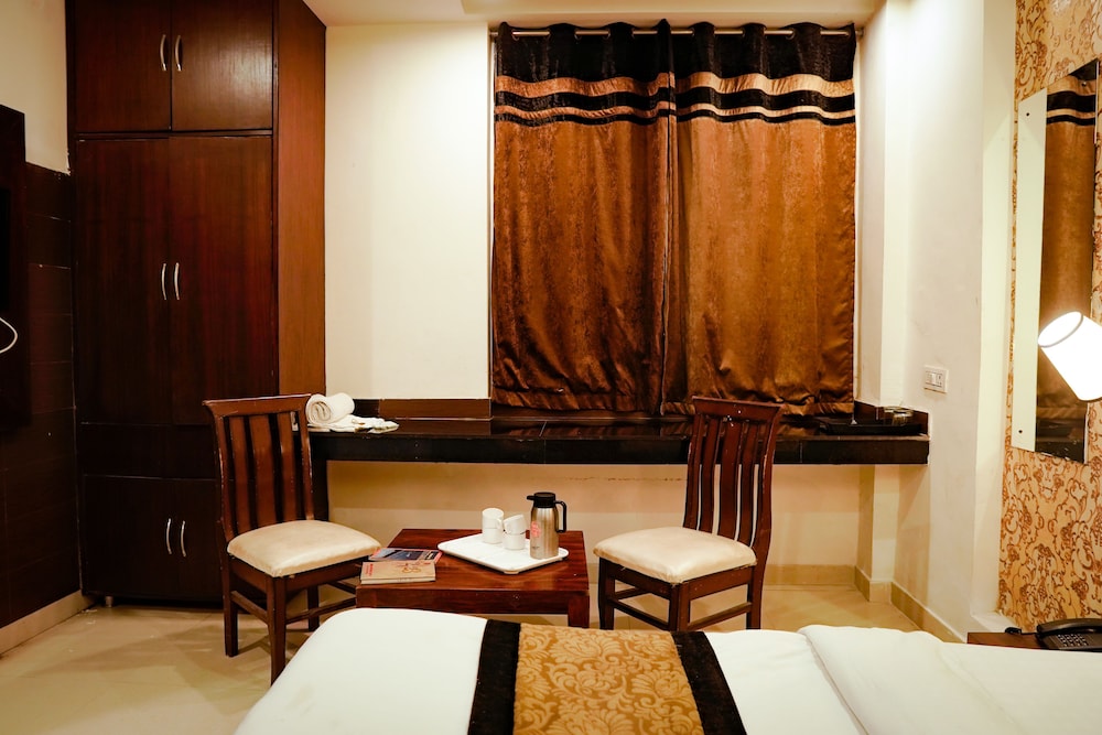 Oyo 12206 Hotel The Black Gold 35/50