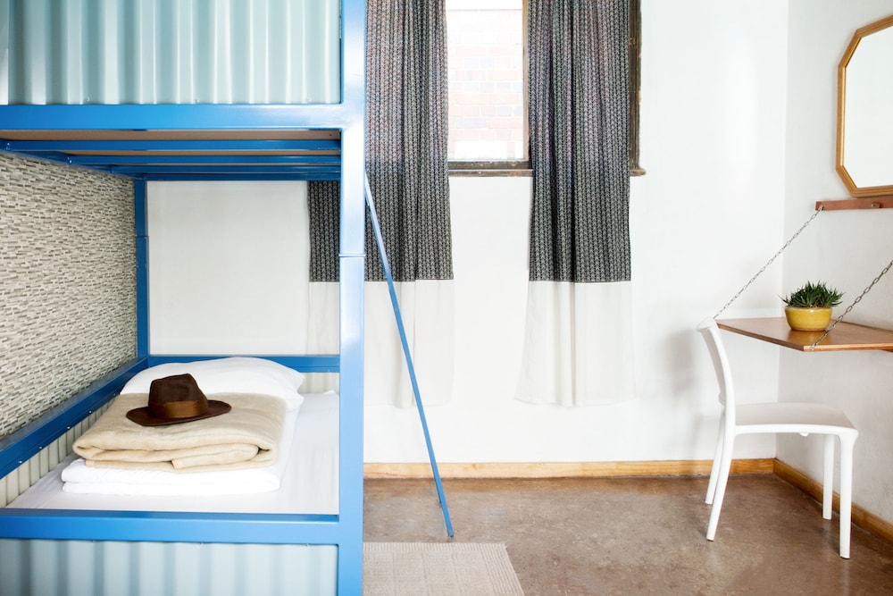 ROOM, TWIN BEDS