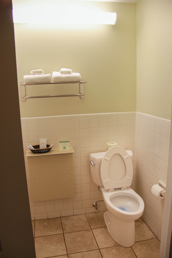 Relax Inn &amp; Suites 16/82