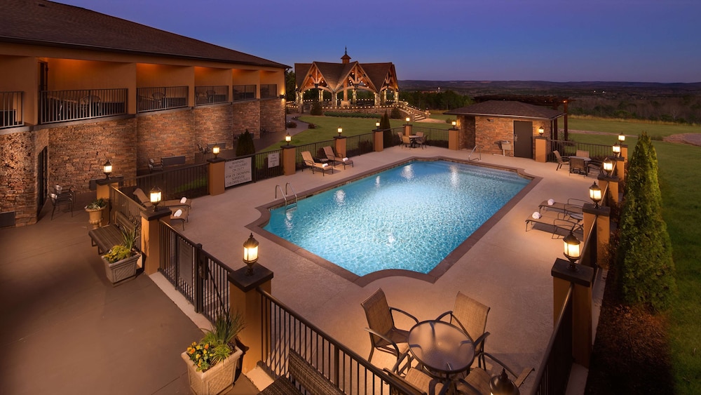 Aiden by Best Western Warm Springs Hotel and Event Center 3/44