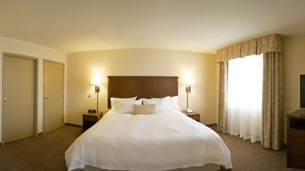 Hampton Inn & Suites West Bend 20/48