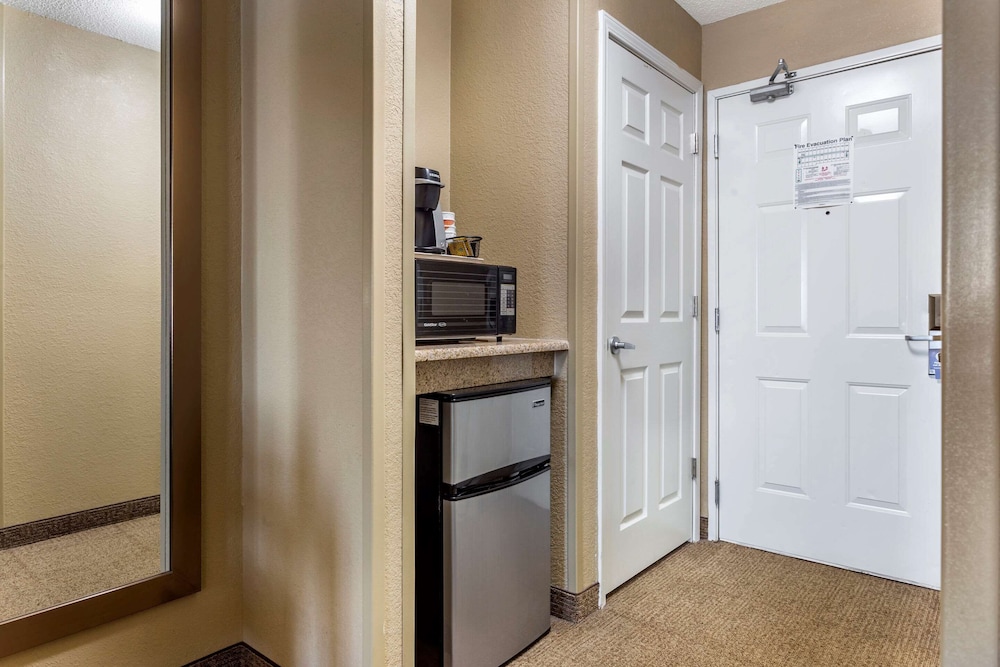 Comfort Inn Gurnee near Six Flags 16/35