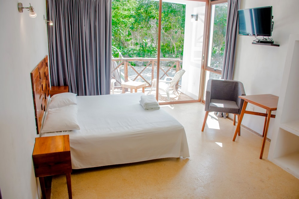 CLASSIC, KING BED, POOL VIEW