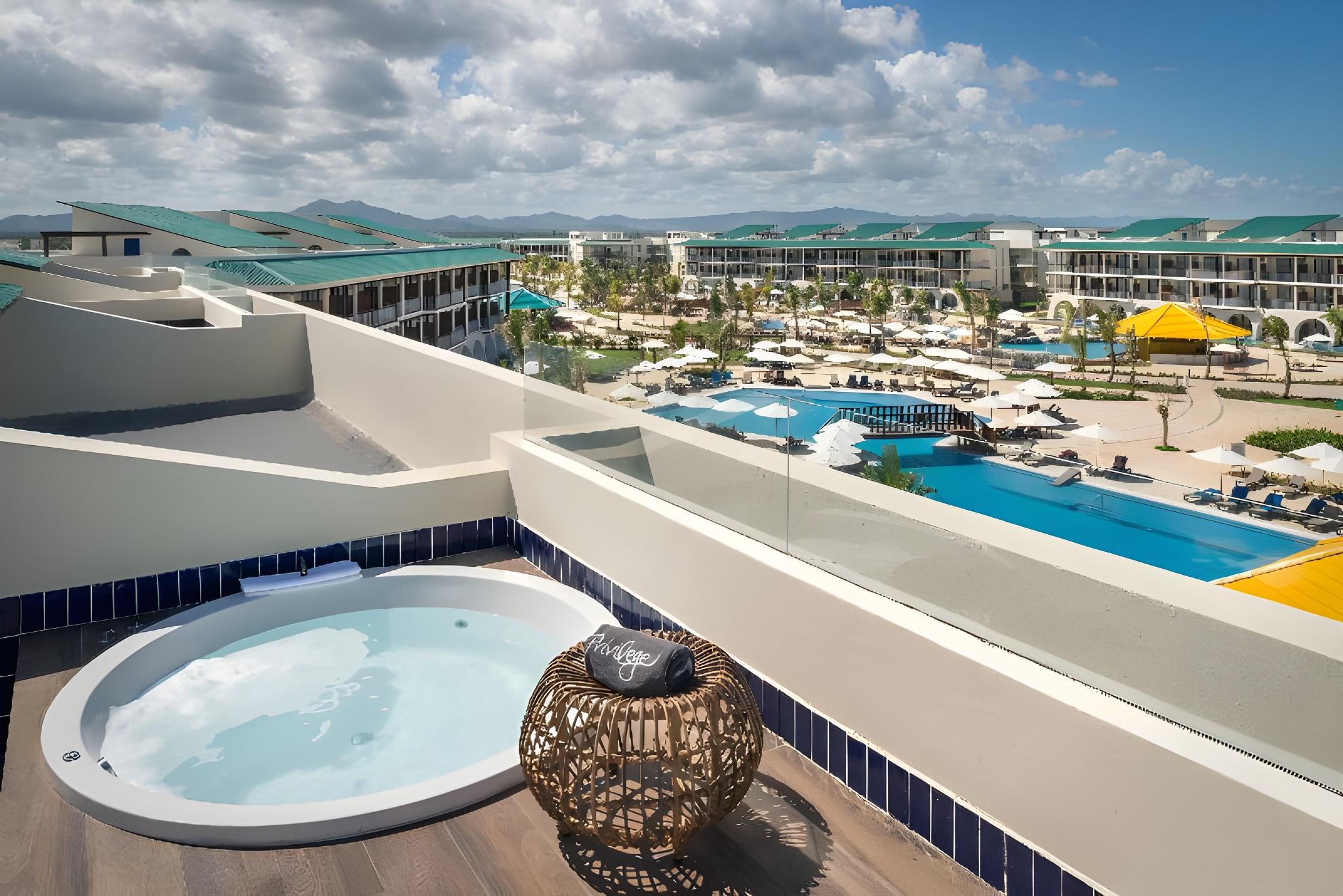 Roof Top, Junior Suite, Privilege, Single, Pool View