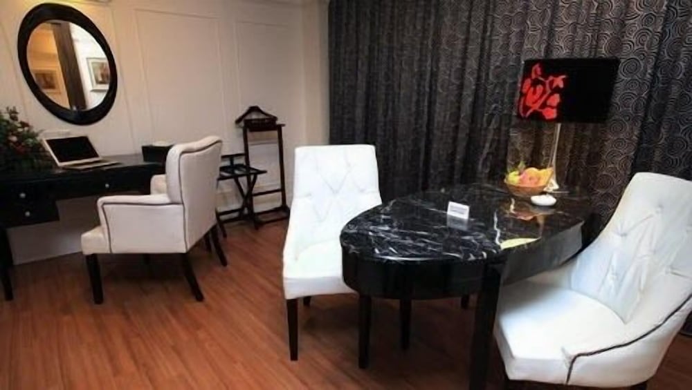 Crown Garden Hotel 30/33