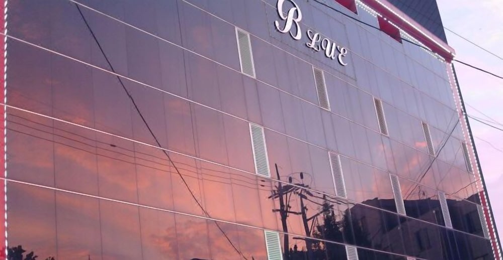Blue Hotel 3/53