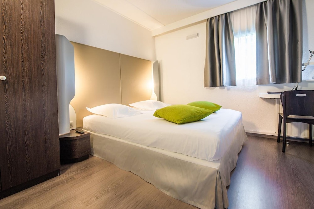ROOM, DOUBLE BED