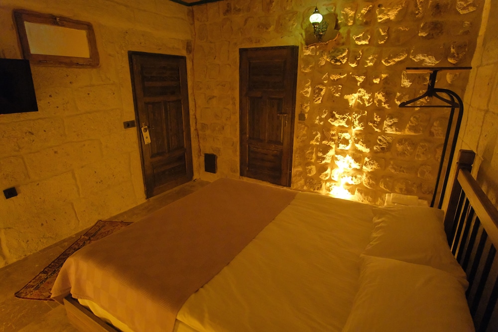 Euphoria Cave House 25/50