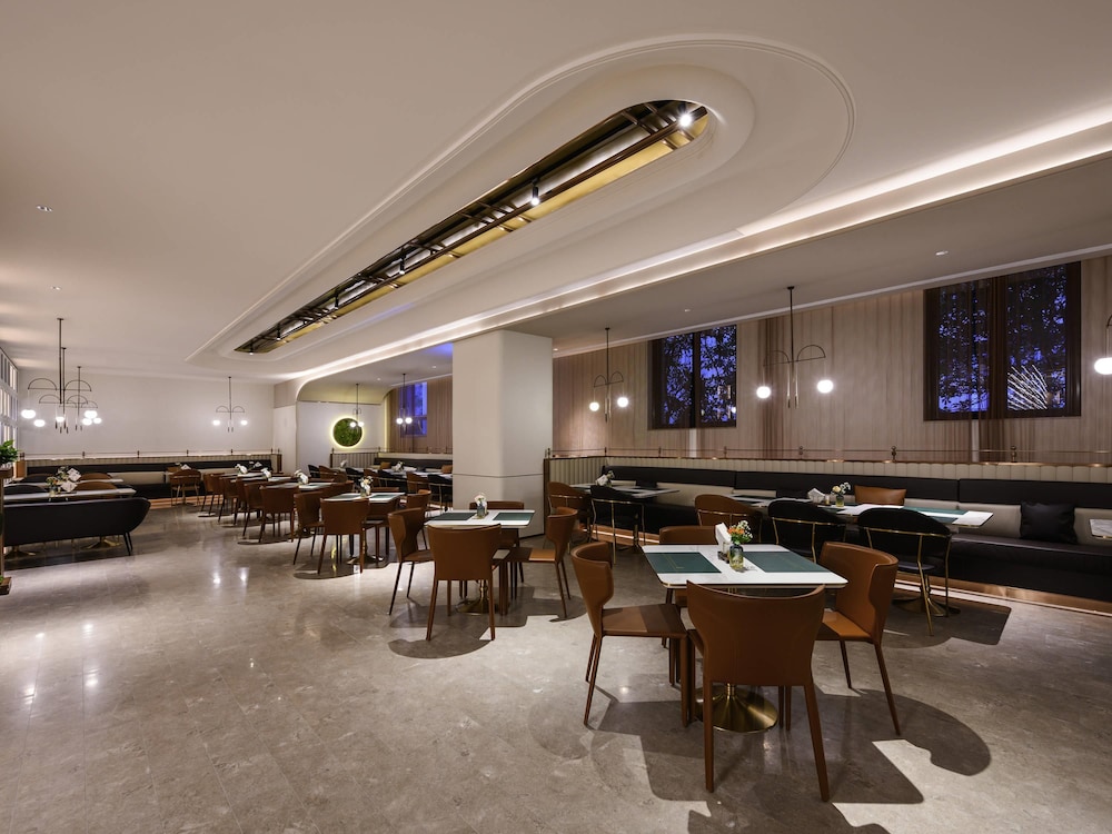 Mercure Shanghai Jinqiao 33/48