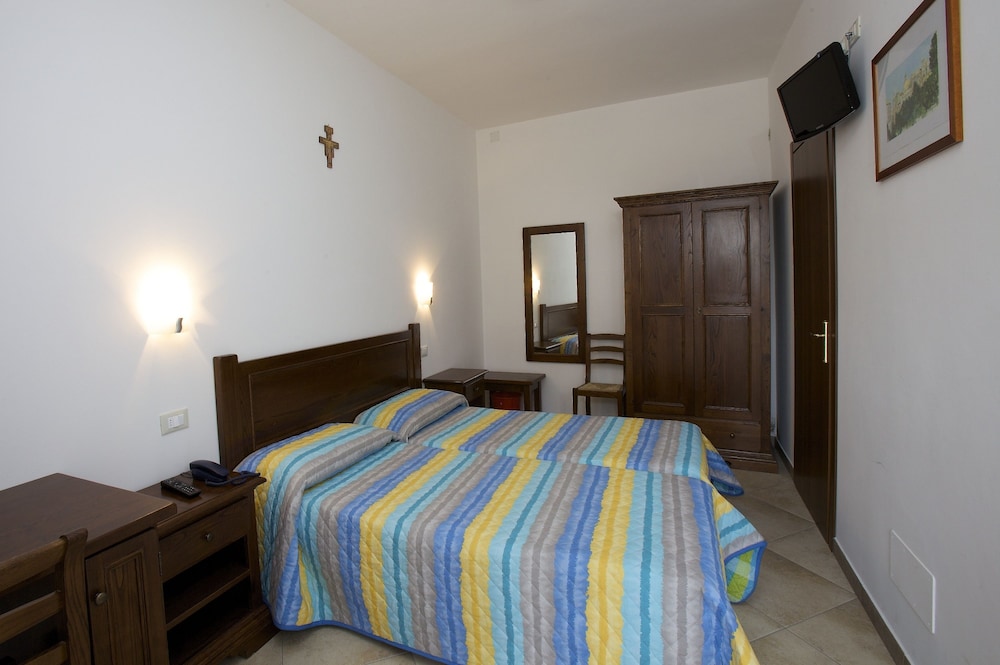 ROOM, TWIN BEDS