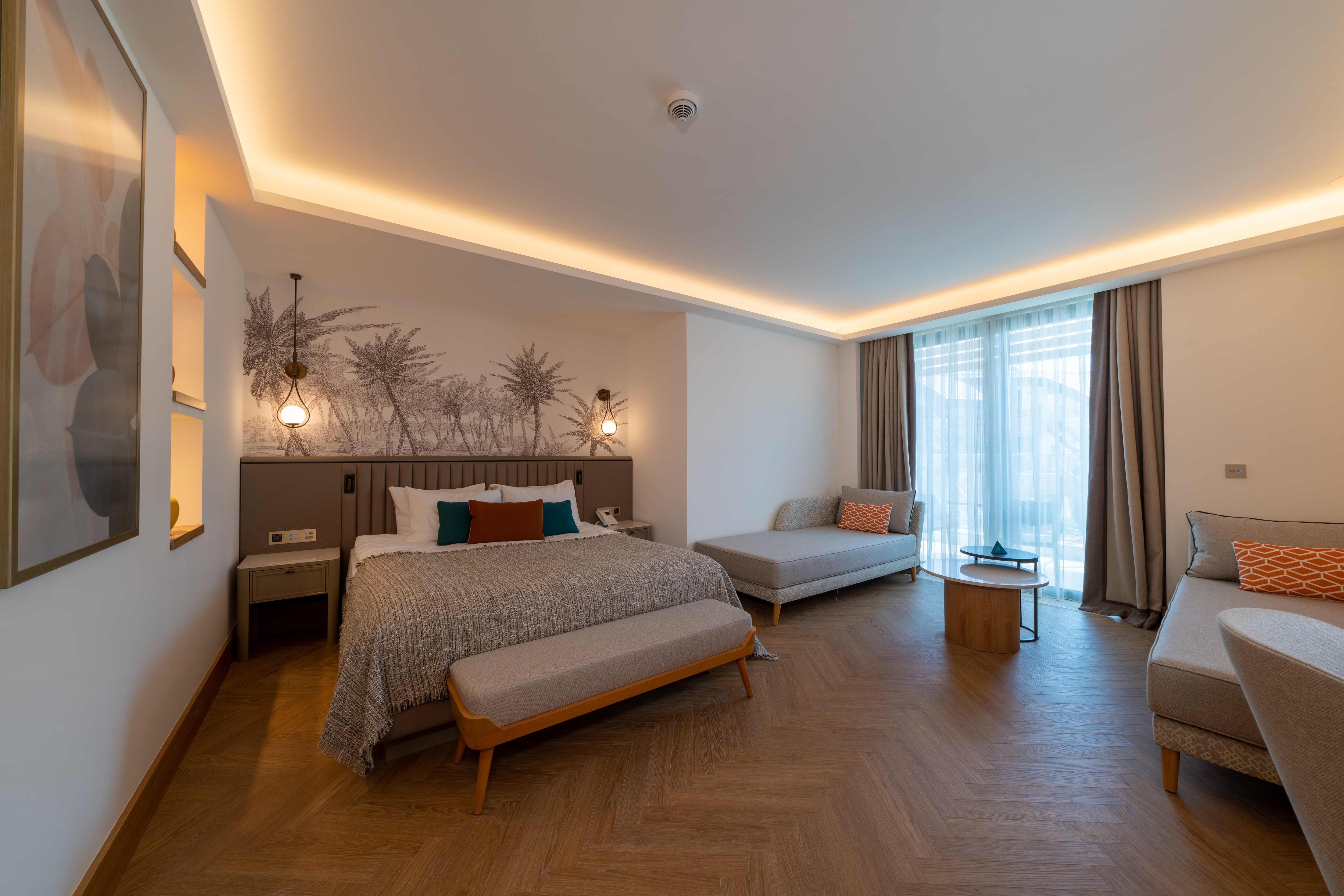 LARGE ROOM POOL ACCESS VIA STAIRS