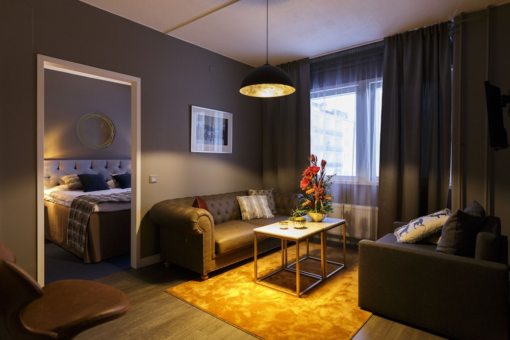 Golden Circle Suites 28/49