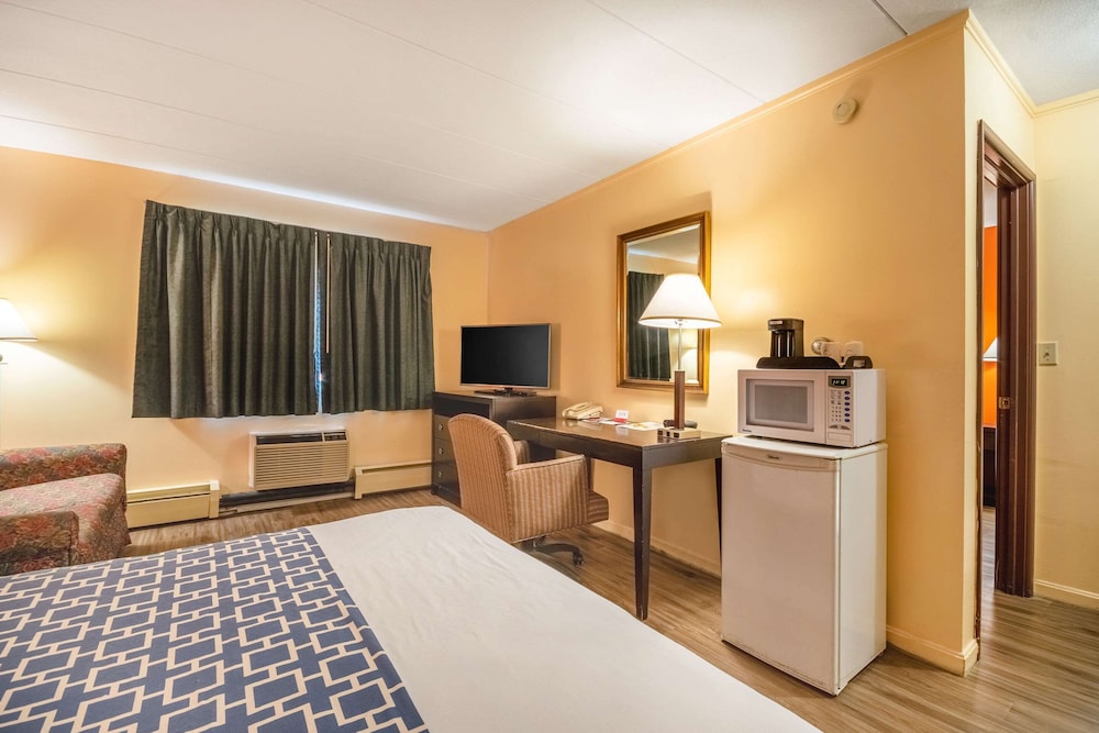 Econo Lodge Inn & Suites Windsor Locks Bradley Airport 13/25
