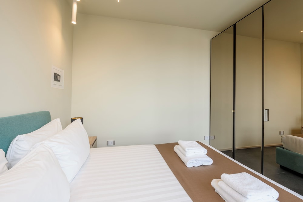 Milan Royal Suites Luxury Apartments 4/50