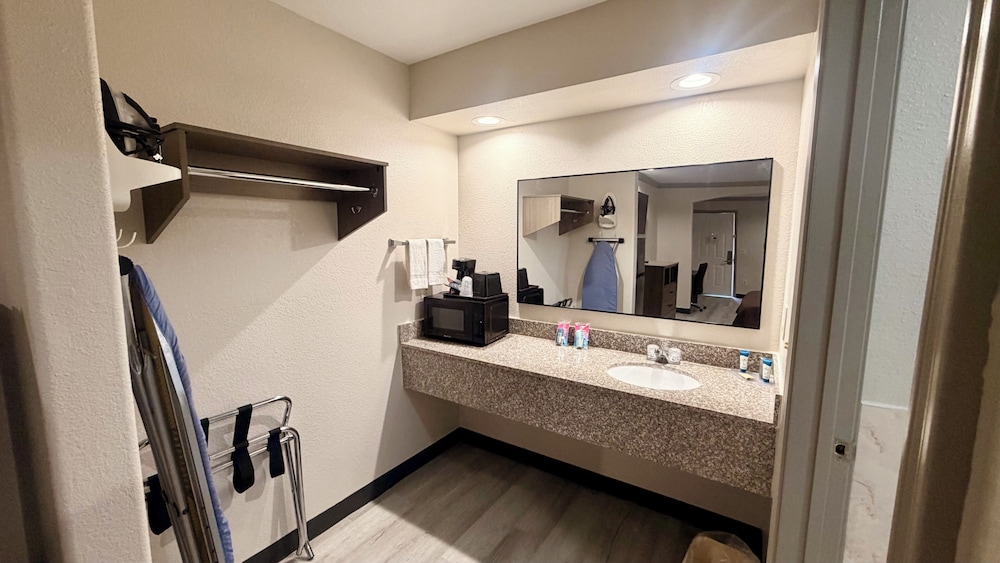 Luxury Inn & Suites Liberty 64/65