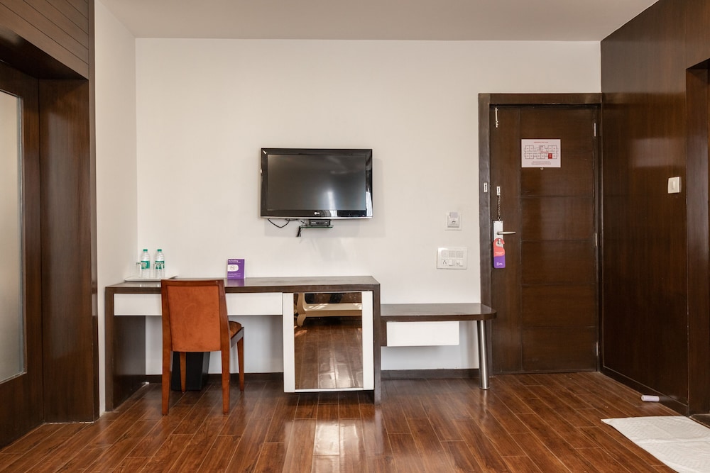 3 BY OYO Nami Residency Ahmedabad 23/25