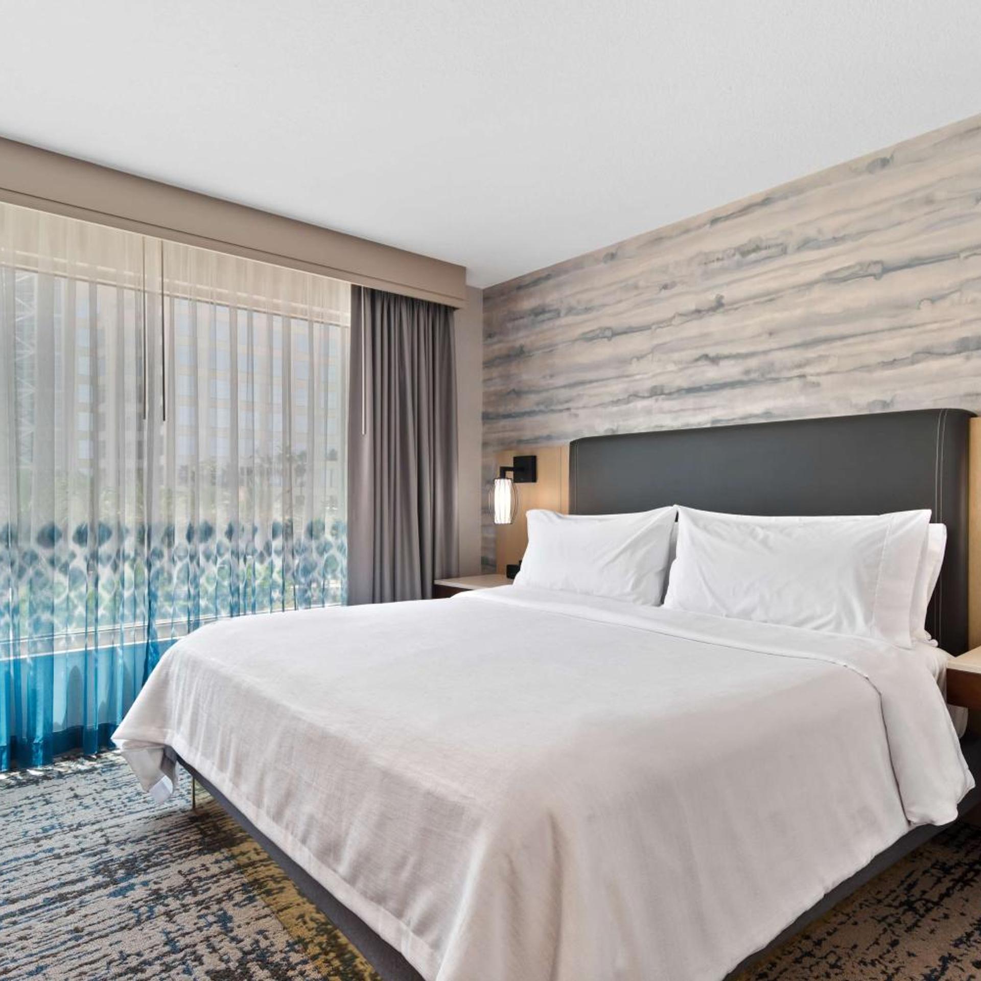 2 Bedrooms, Suite, King Bed, Fireworks View