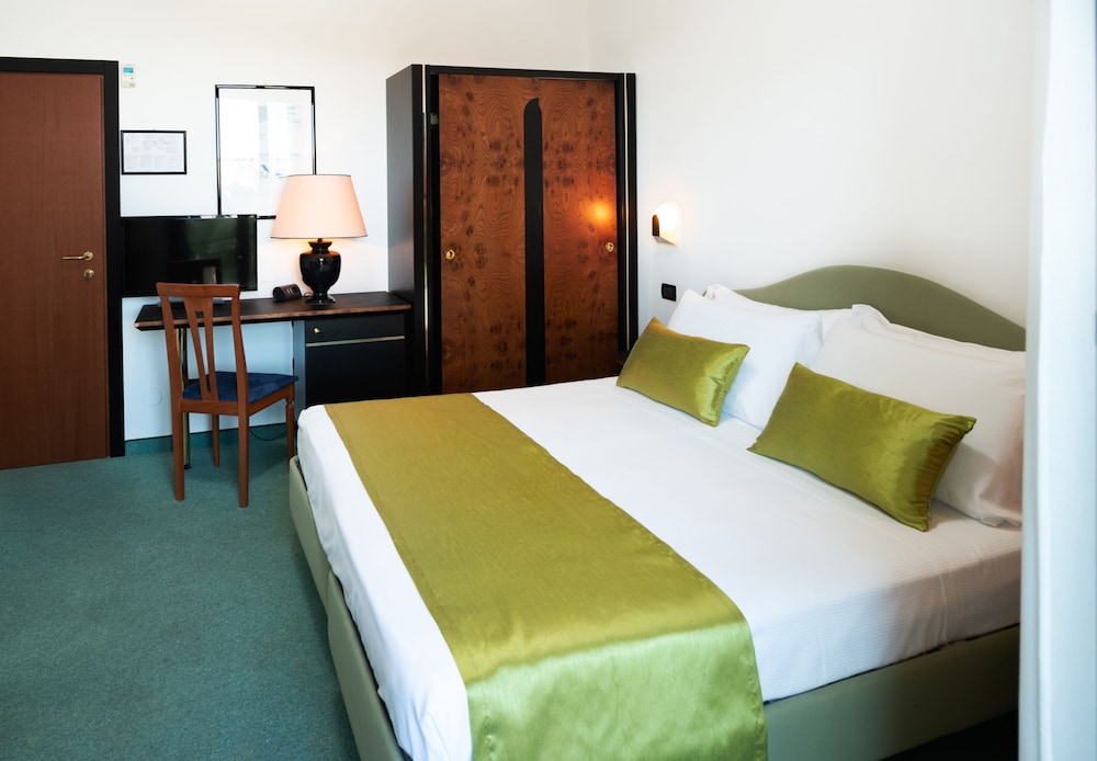 SUPERIOR, DOUBLE OR TWIN BED