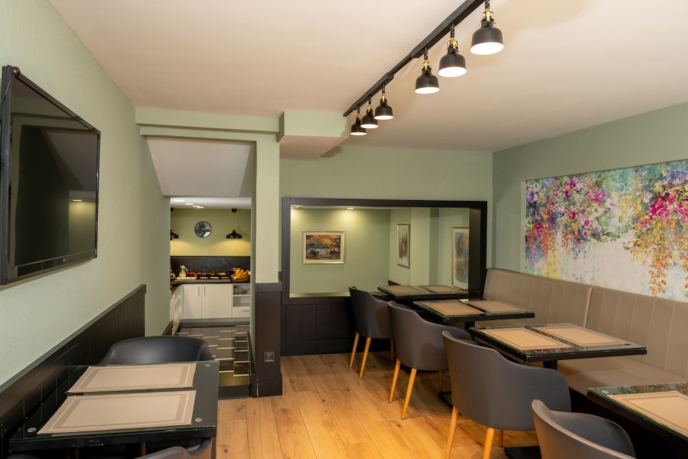 Elm Suite Hotel 33/41