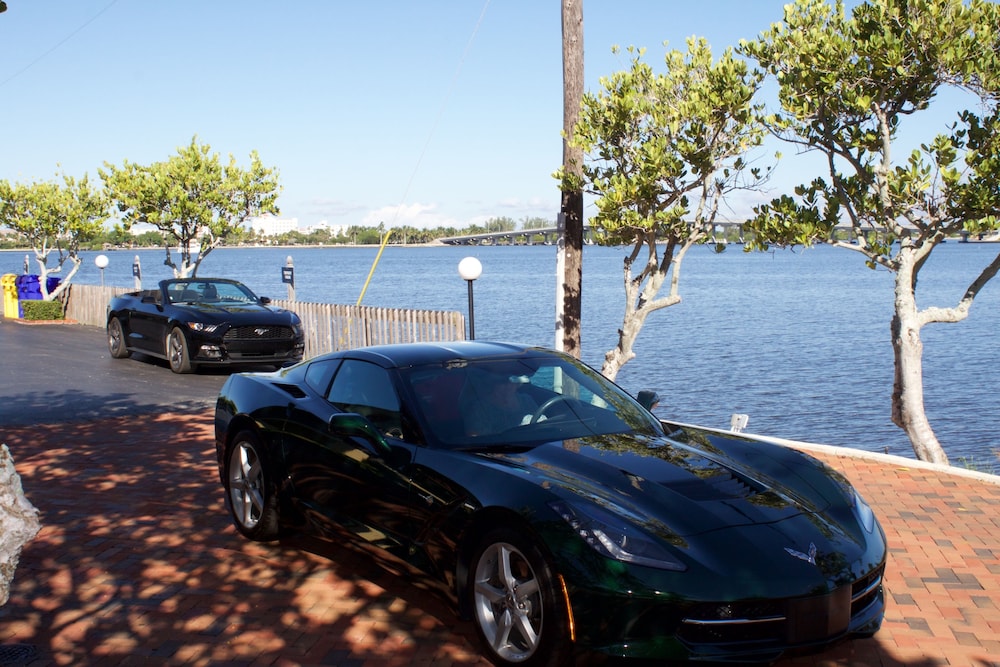 PALM BEACH WATERFRONT SUITES 58/67