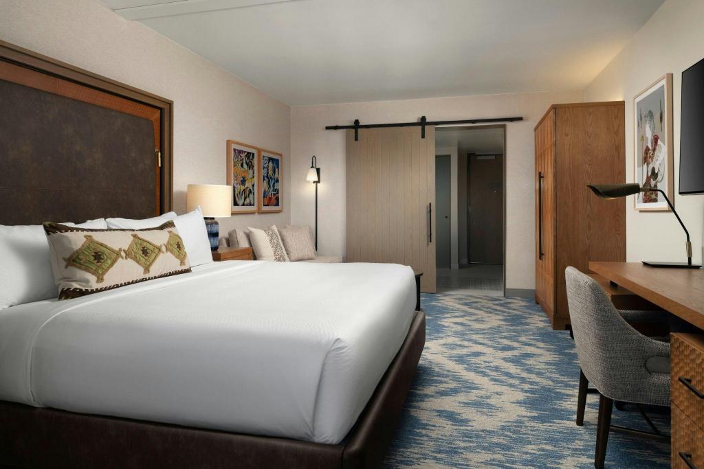 Resort, Guest Room, King Bed, Pool View