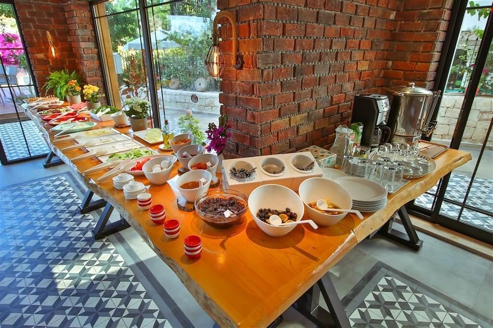 Lale Hotel 32/50