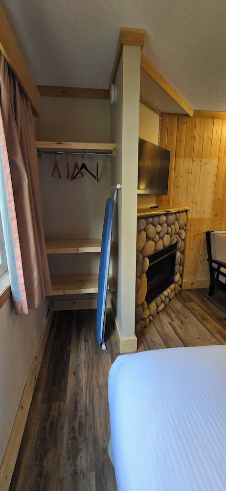Aspen Village Inn 16/79