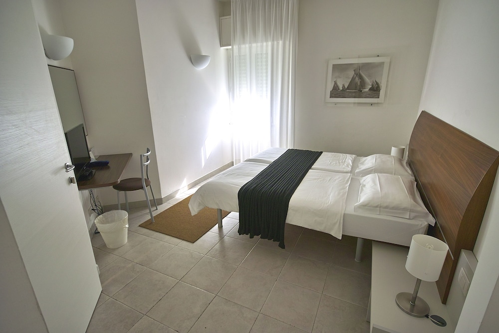 Economy, Queen Bed, Garden Side