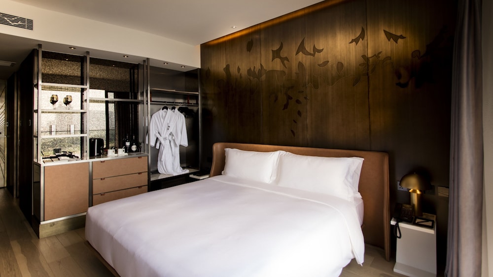 YOHO Hollywood Roosevelt Hotel 24/64