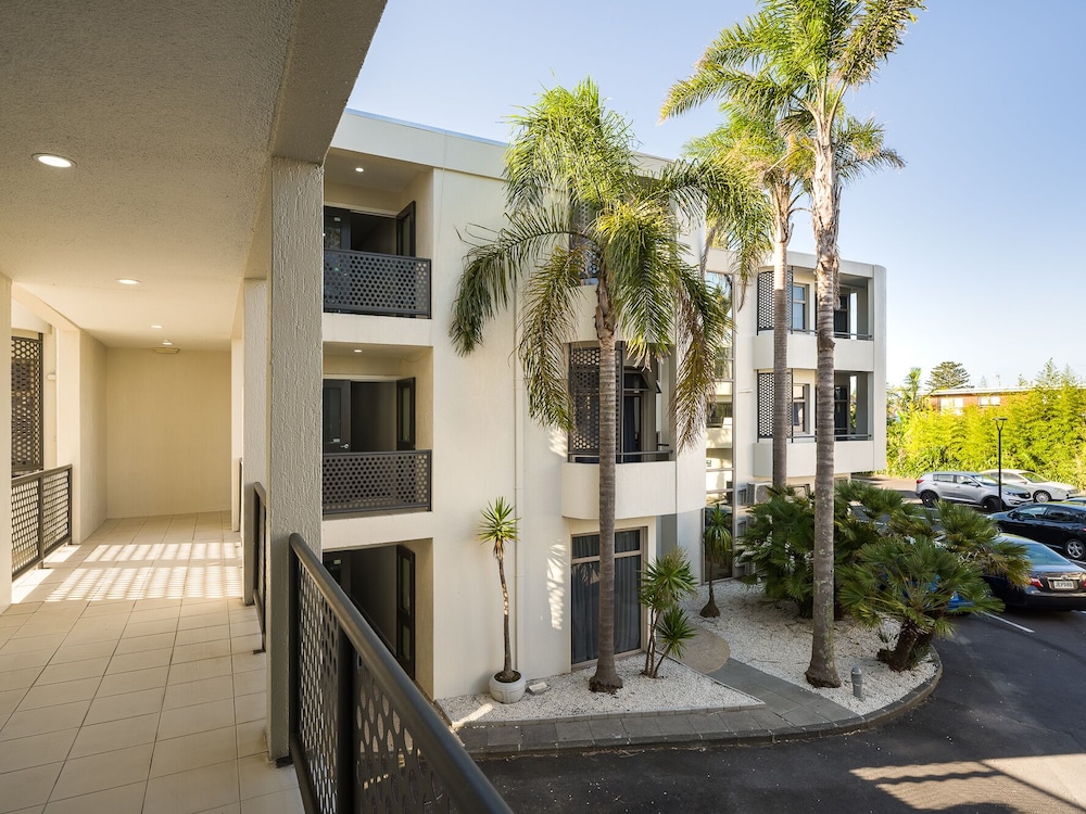Carnmore Hotel Takapuna 57/65