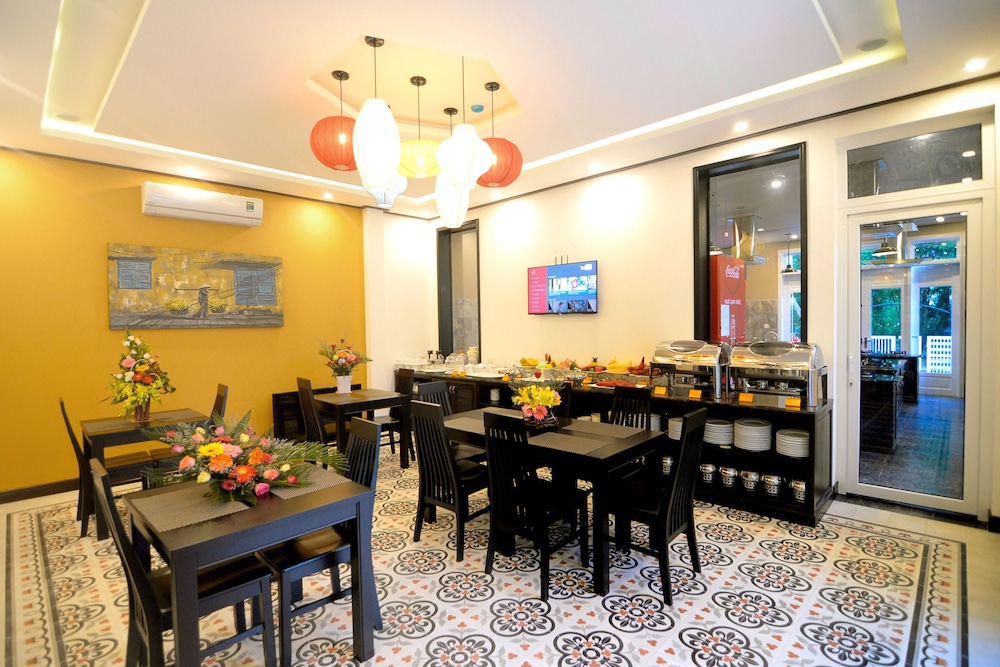 Golden Bell Backpacker Hotel and Pool Bar 54/59