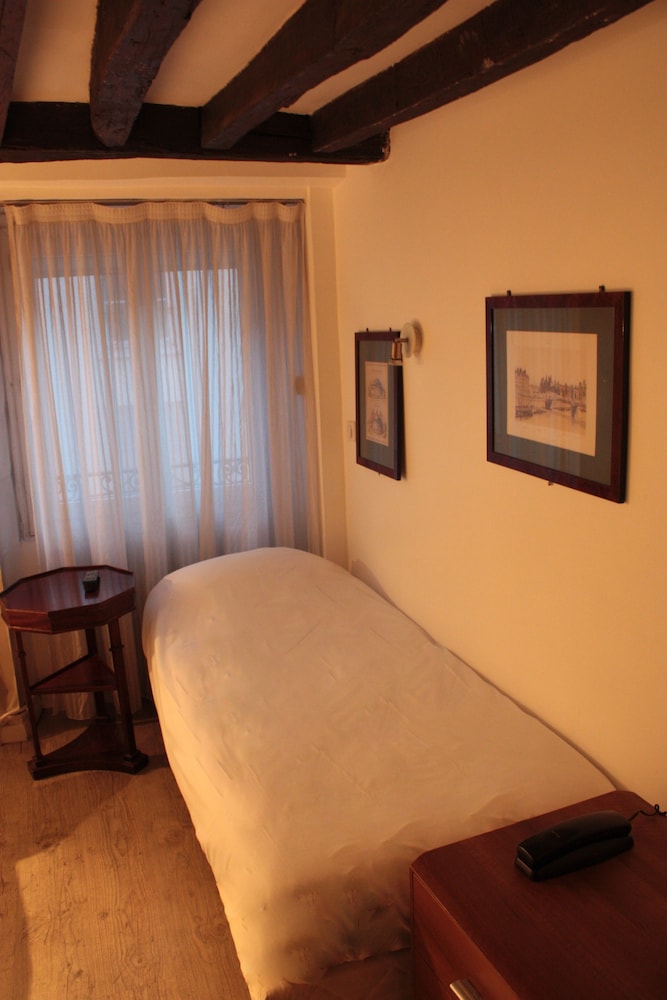 ROOM, DOUBLE OR TWIN BED