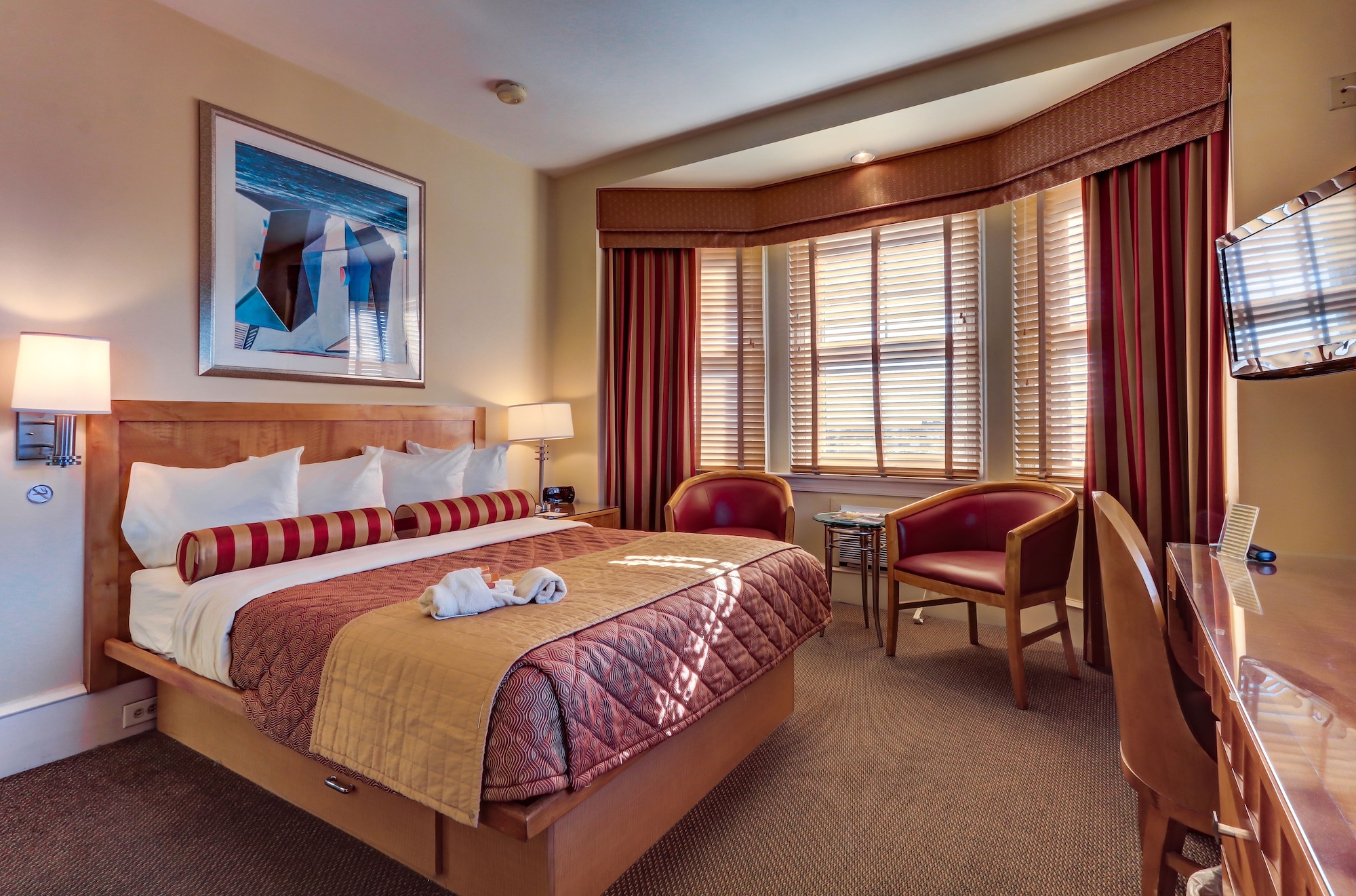 DELUXE, QUEEN BED, CITY VIEW