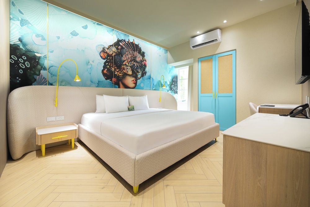 Plus, Suite, King Bed, Open Plan Tower, Sofa, Kitchenette