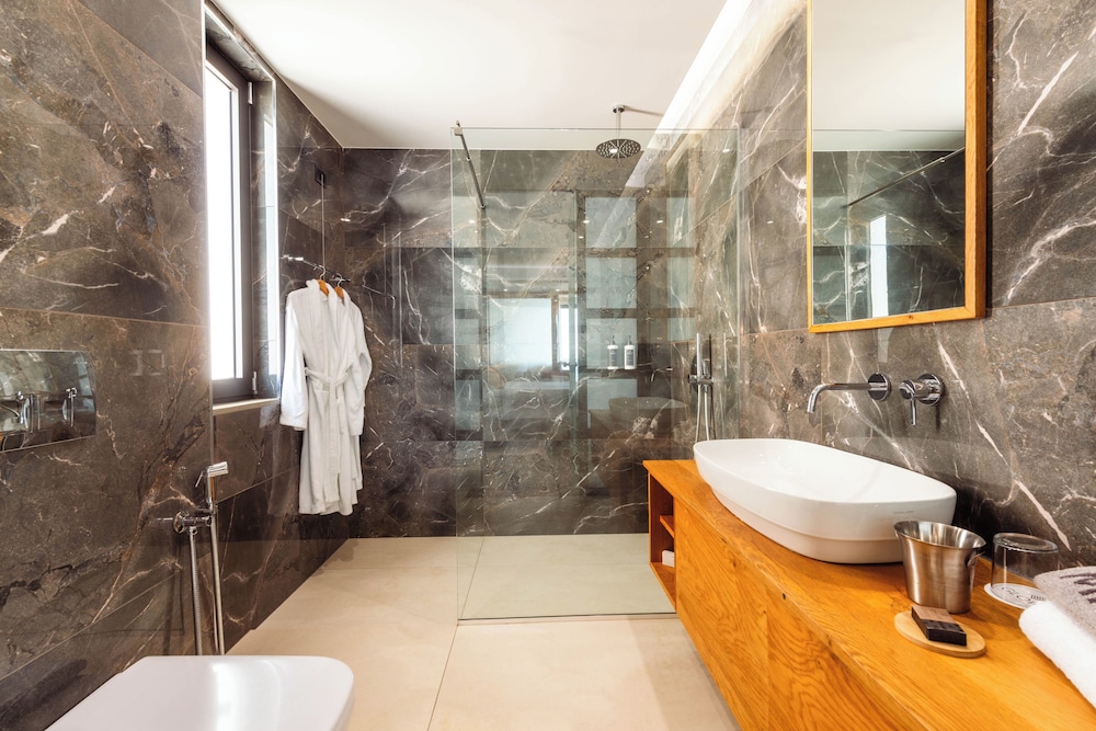 Glow Boutique Hotel & Suites 48/50