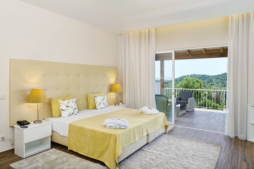 DELUXE, PARTIAL OCEAN VIEW
