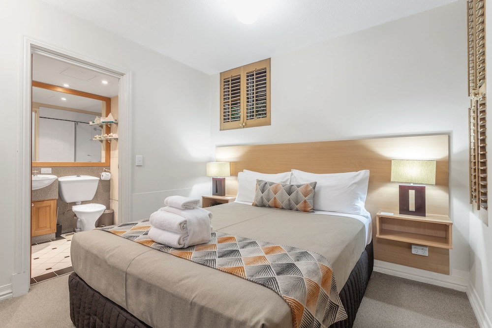 CLASSIC, APARTMENT, QUEEN BED, KITCHEN, COURTYARD AREA