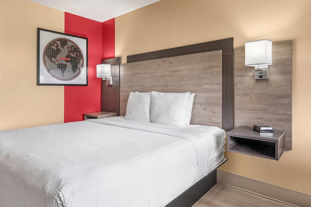 غرفة بسرير كينج، Ramada By Wyndham Minneapolis Golden Valley 5/7