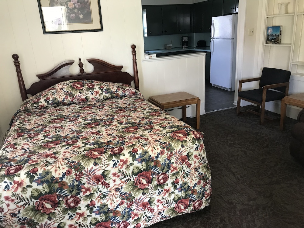 Simmons Motel 25/74
