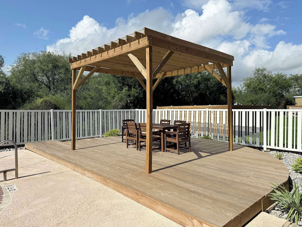 Country Inn & Suites by Radisson Harlingen, TX 6/67