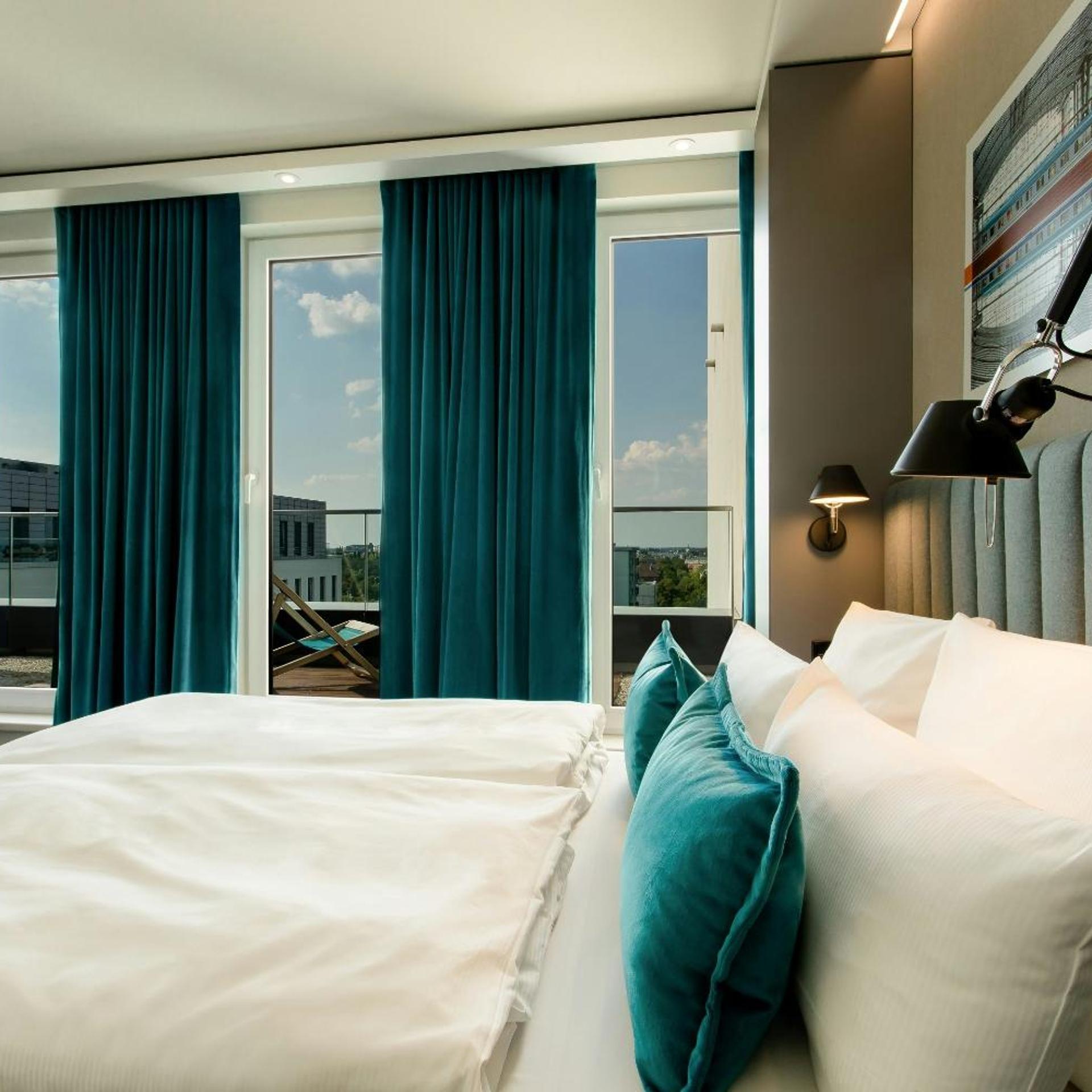 Superior, King Bed, Balcony, Hotel Motel One Berlin-Hauptbahnhof 2/9