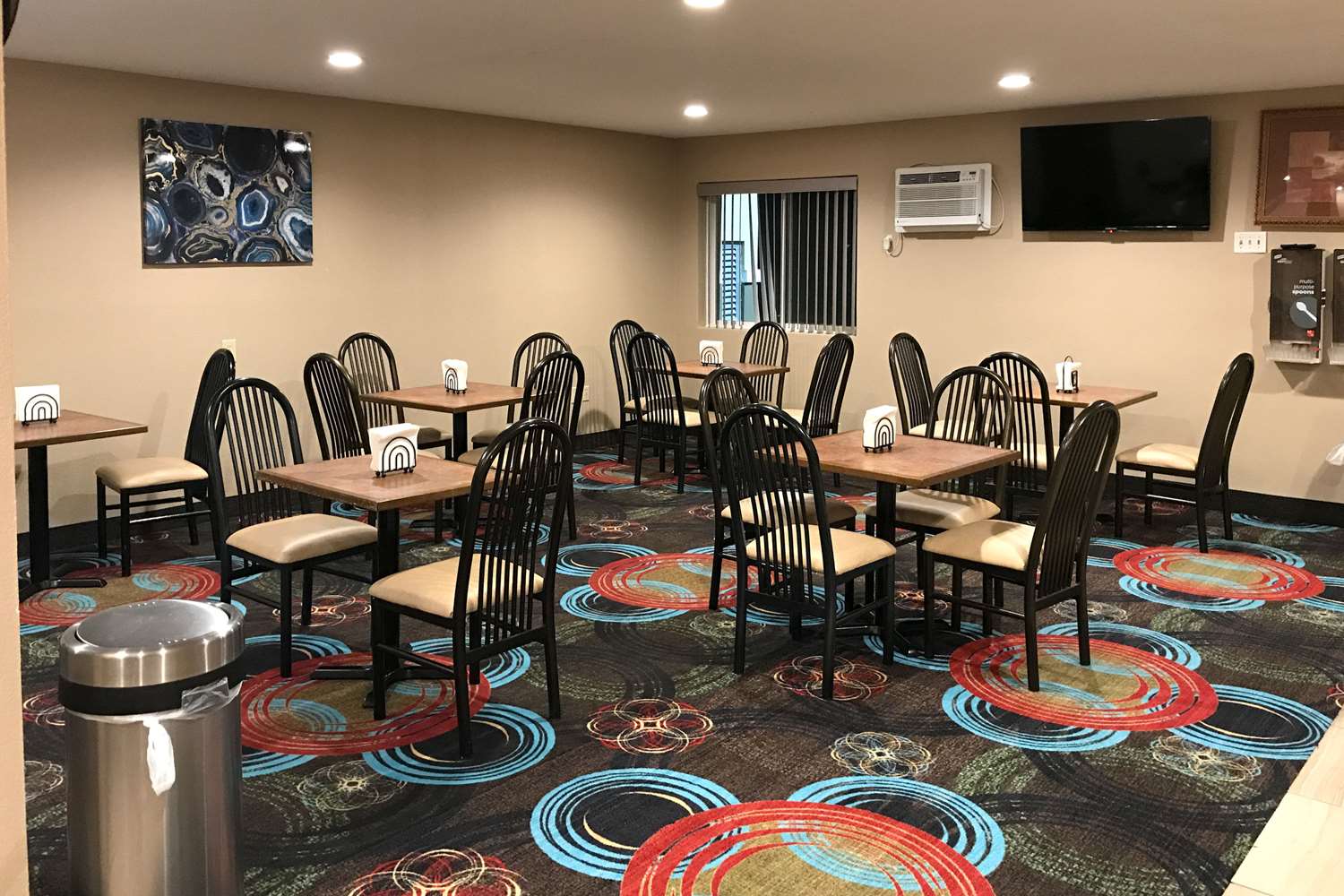 Econo Lodge La Crosse North 27/27