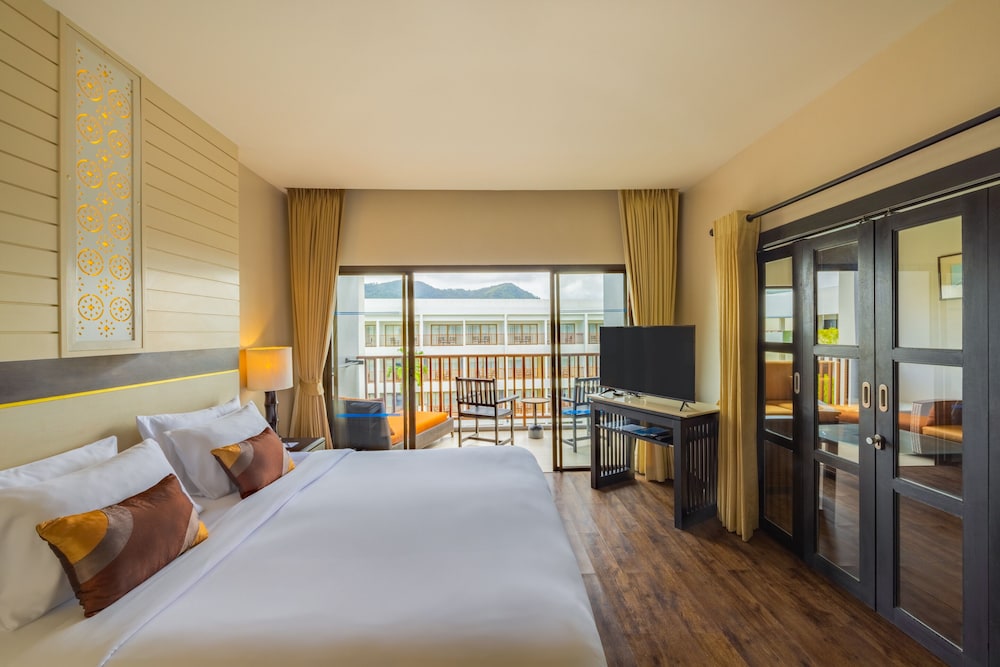 DELUXE, SUITE, POOL VIEW
