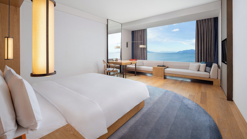 Standard, King Bed, 180 Degrees View, High Floor