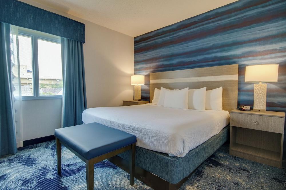 Suite, King Bed, No View, No Balcony, Sofa, North Wing