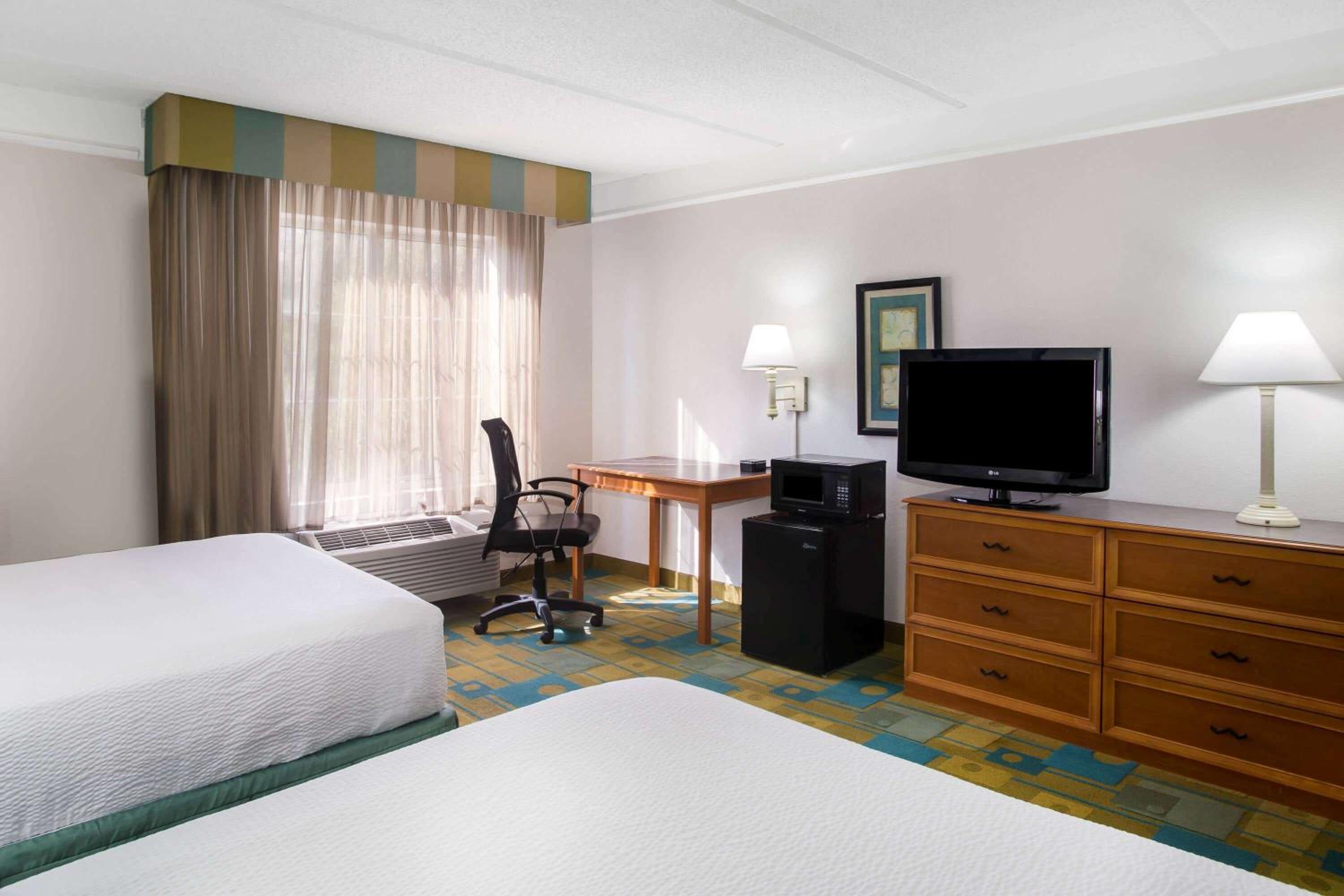 غرفة بسريرين مزدوجين بحوض استحمام لذوي الإعاقة، Fairfield by Marriott Inn & Suites Austin West 6/9