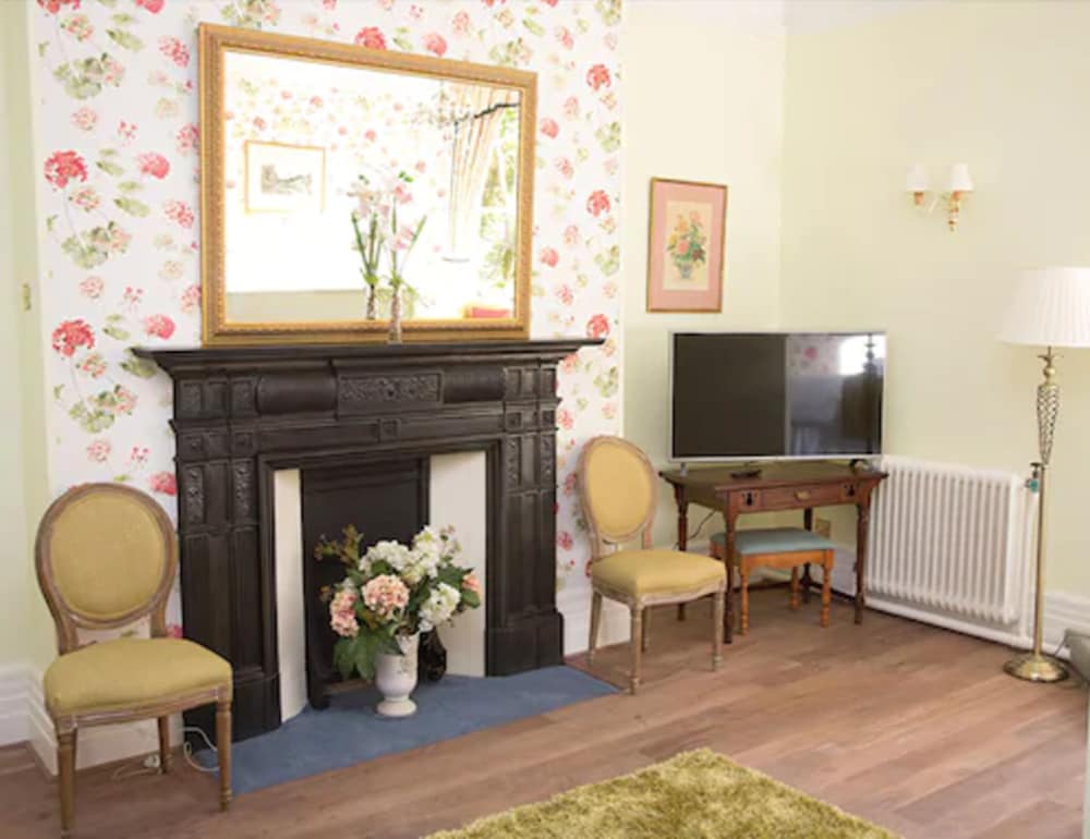 Woodlands Manor 64/100
