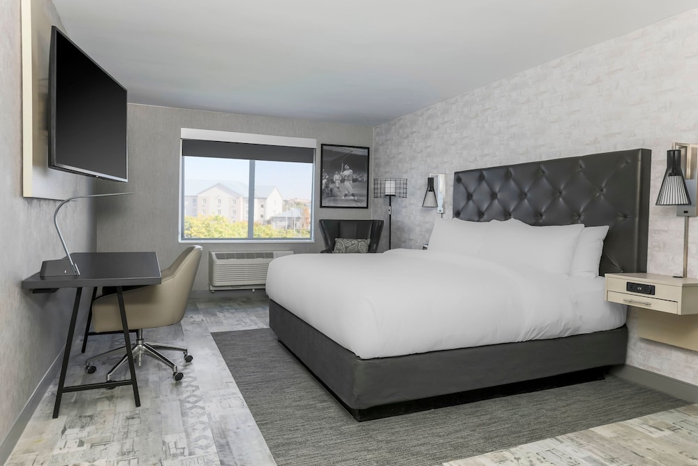 TRADITIONAL, KING BED