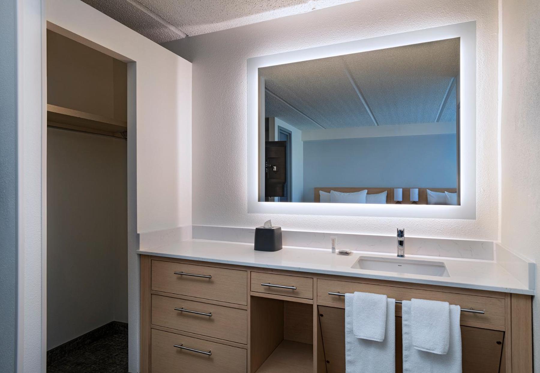 غرفة بسرير كينج مع أريكة في طابق مرتفع، Hyatt Place Austin/Arboretum 2/3